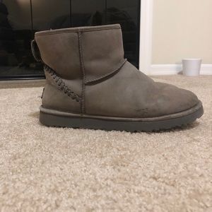 Gray short Ugg gotta W10